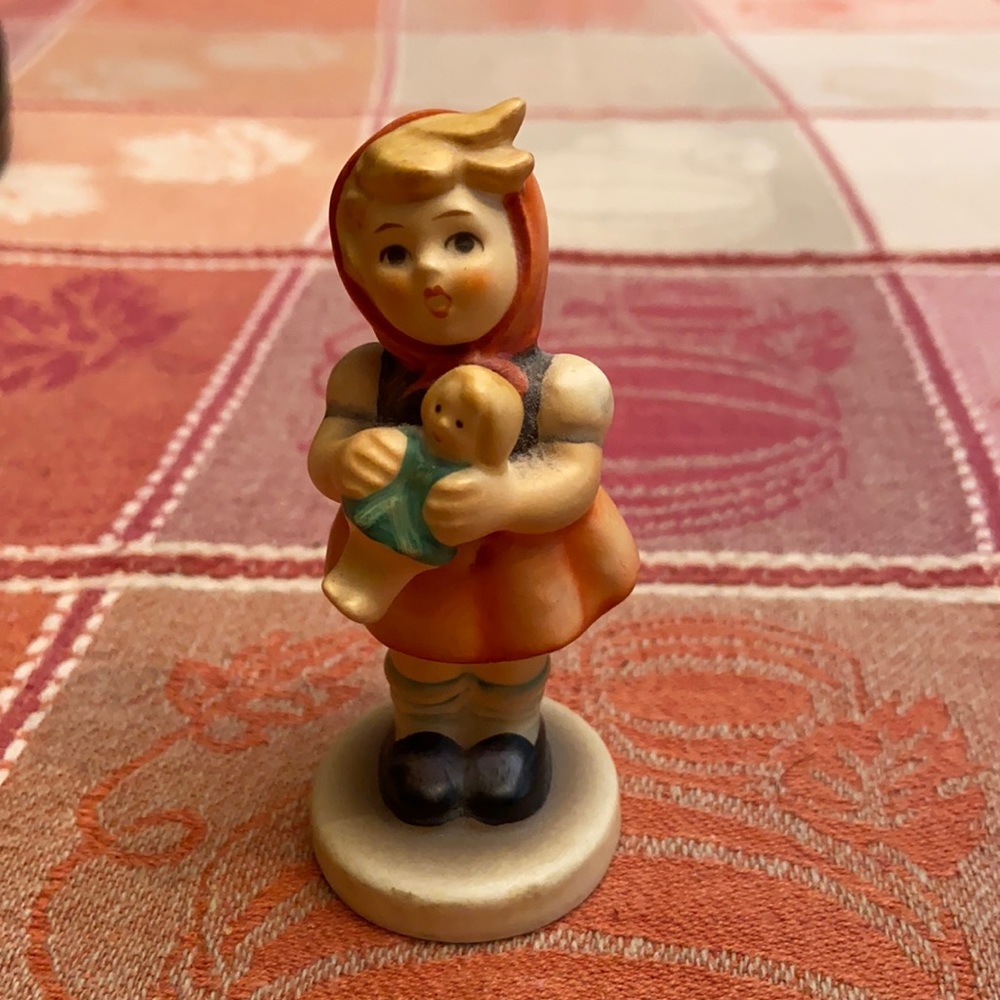 Hummel Girl With Doll 238/B